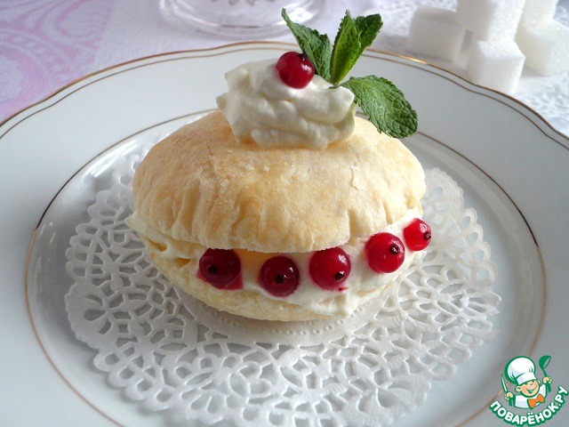 Layer cake with berries