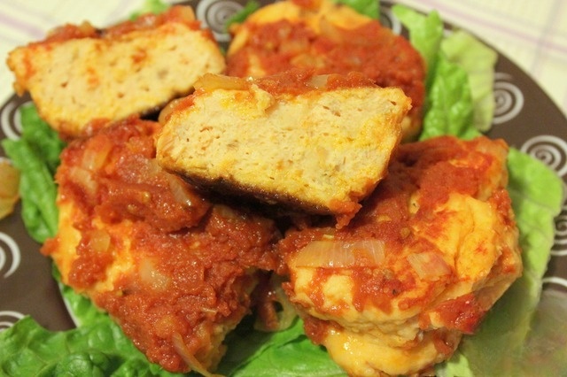 The meatballs of salmon in tomato sauce