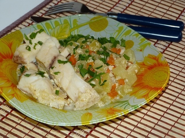 Fish with zucchini at home (in slow cooker)