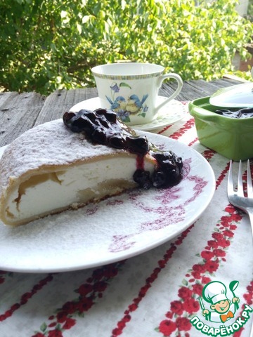 Cheese strudel with a sauce of currants