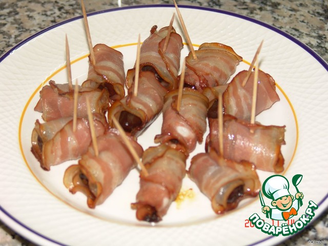 Canapés with bacon and dates