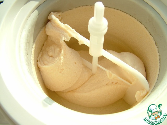 Low-calorie apricot-yogurt ice cream