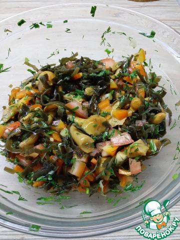 Salad with seaweed and mushrooms