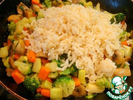 Warm salad of brown rice with vegetables