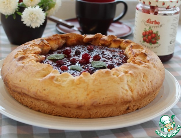 Pie with cottage cheese and cranberry sauce