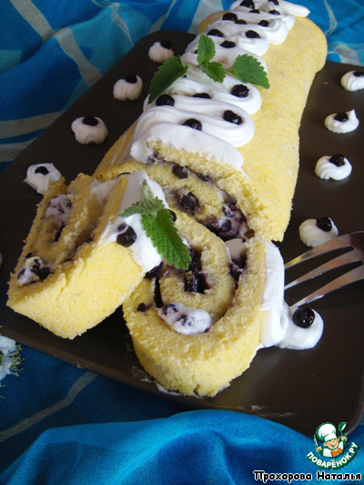 Biscuit roulade with blueberries and cream