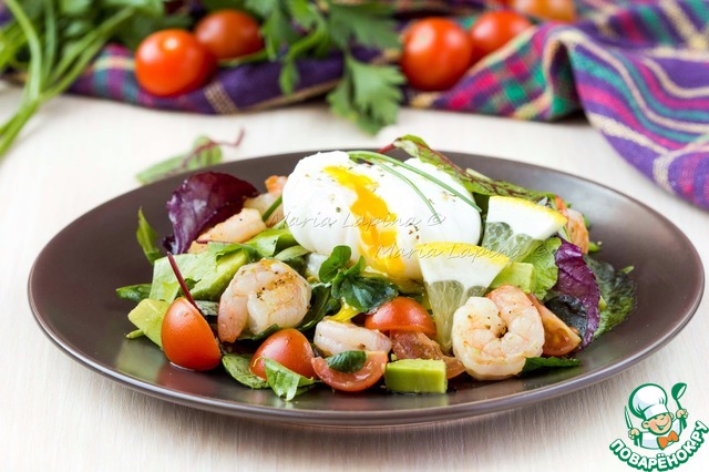 Salad with shrimp, avocado and poached egg