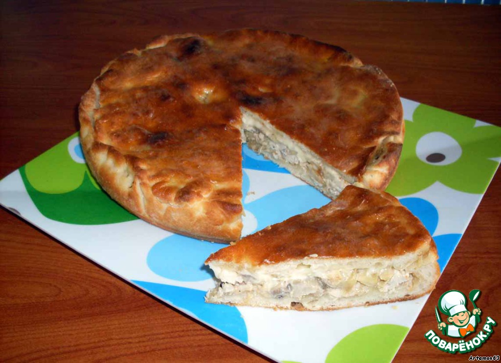 Pie with chicken, mushrooms and cheese