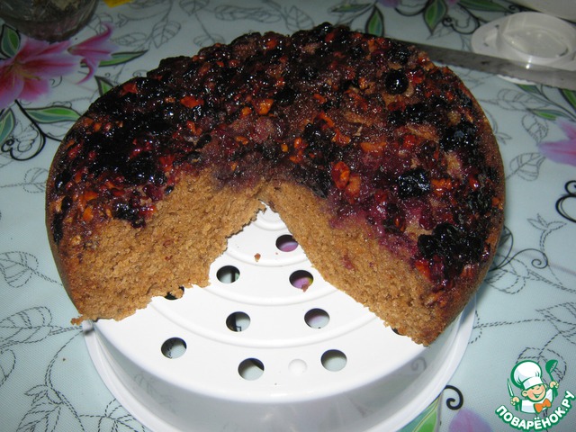 Cake with berries and nuts in a slow cooker