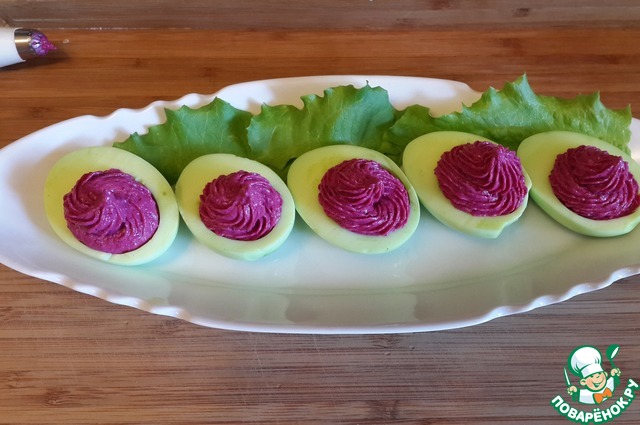 Eggs stuffed with beetroot mousse