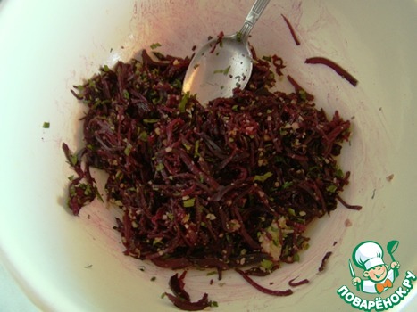 Свекольное пхали с орехами и ягодным соусом