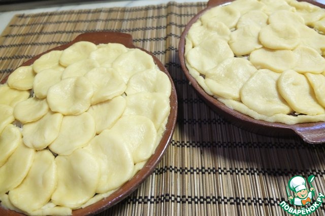 Sand mini-pie stuffed with meat