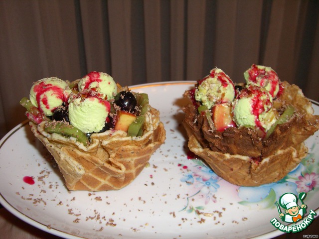 Dessert tarts with fruit and pistachio ice cream