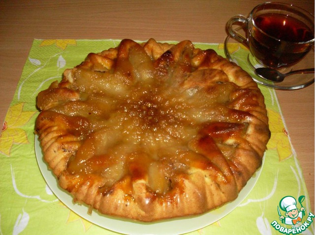 Pie-turnover with pears and nuts