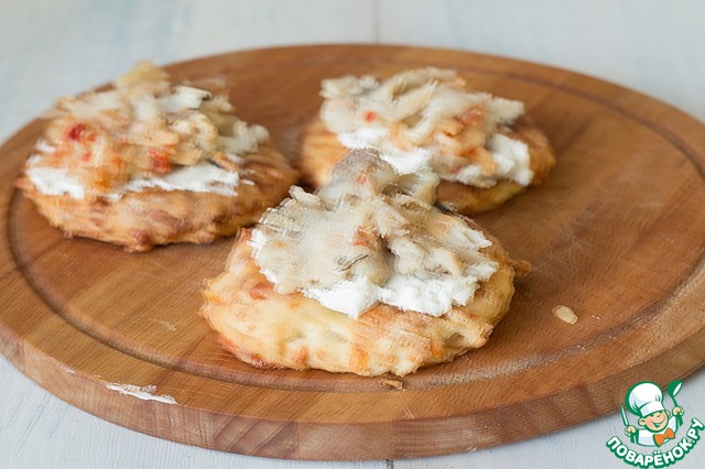 Лепешки тминные с копченой скумбрией