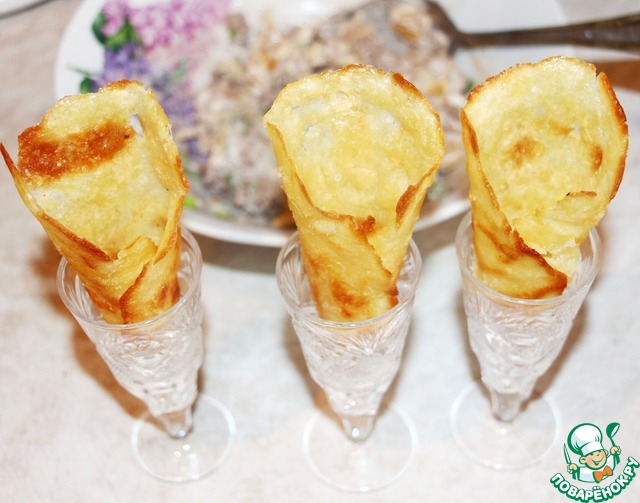 Tangerine-liver salad in a cheese cone