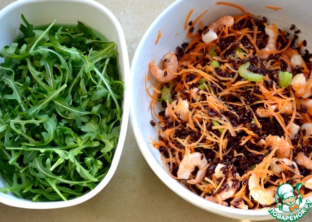 Salad with shrimp and black rice