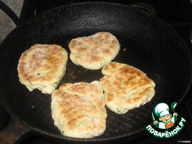 Sour cream scones with garlic