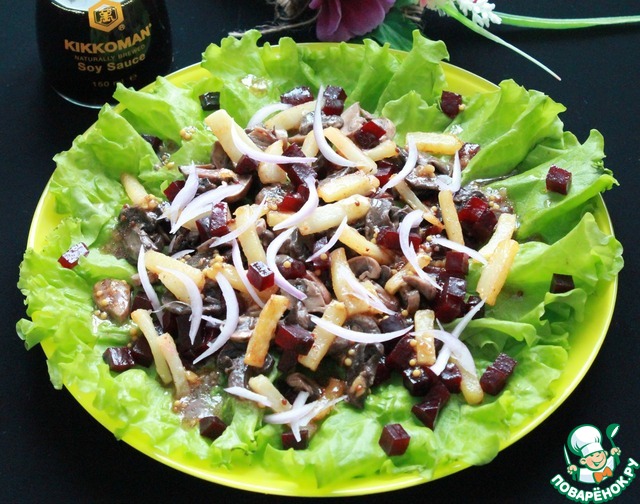 Salad with beets, mushrooms and roasted potatoes