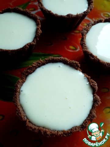 Chocolate baskets with yoghurt cream