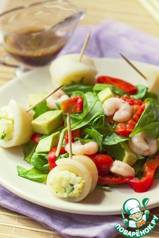 Salad with warm rolls calamari and rice