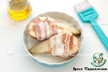 Pears baked in bacon with thyme