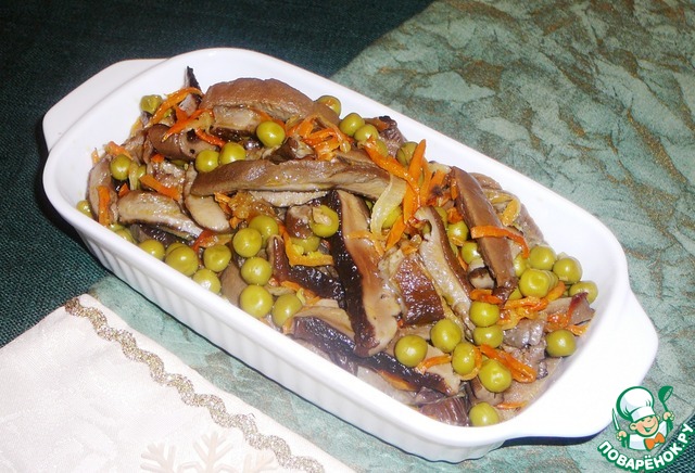 Salad of porcini mushrooms with green peas