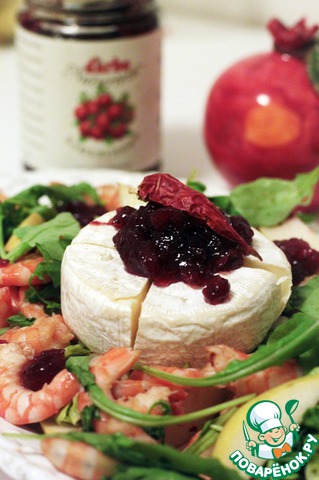 Spicy salad with shrimp, cheese and cranberry sauce