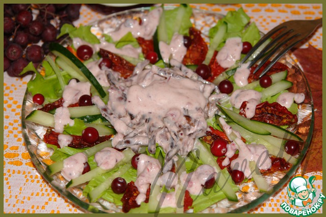 Salad with pastrami and cranberry dressing