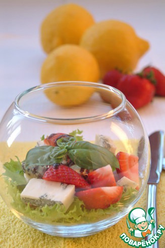 Salad with strawberries and Gorgonzola 