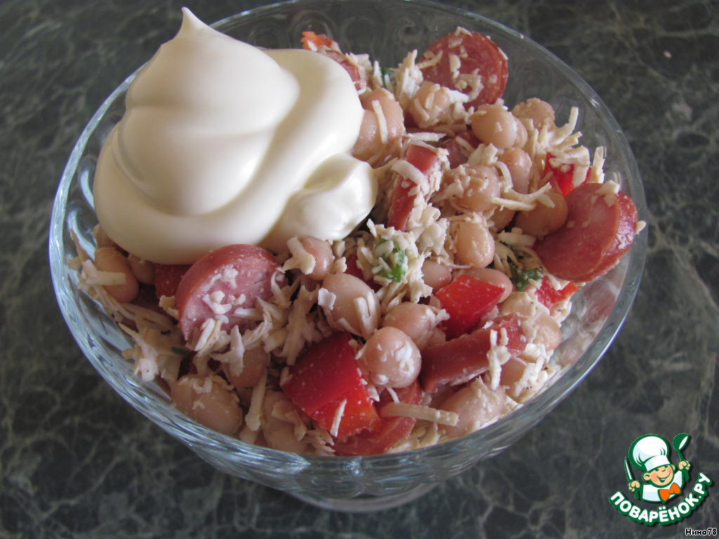 Салат с фасолью, брынзой и чесноком