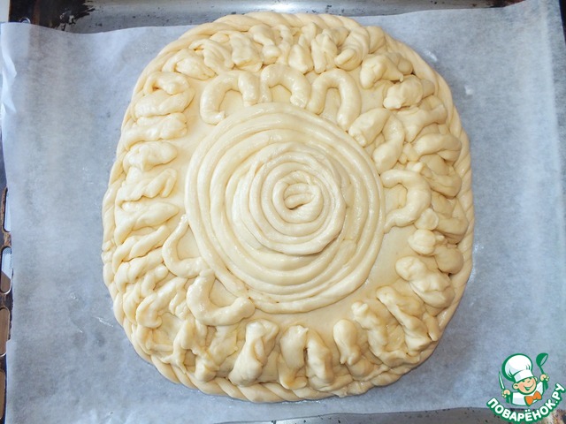 Patterned cake with caramelized apples