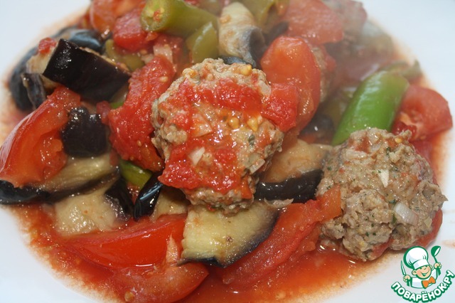 Meatballs and vegetables in Turkish 