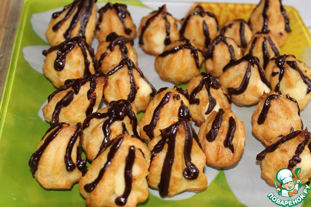 Profiteroles with mango mousse