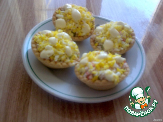 Light salad in tartlets
