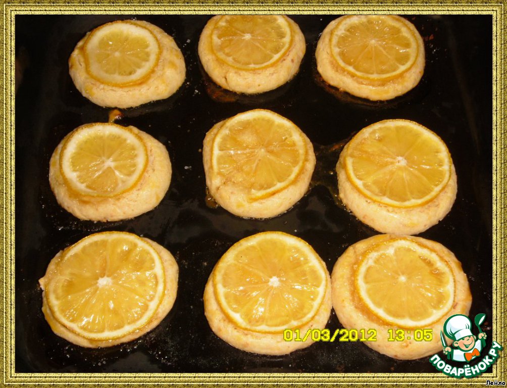 Macaroons with lemon wedges