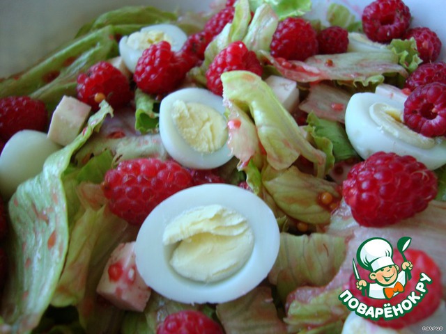 Salad with raspberries and quail eggs