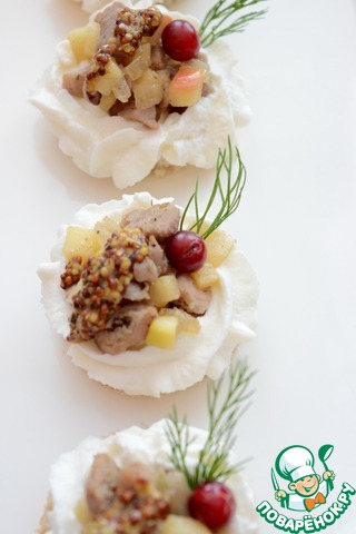 Canapés with pork and apples