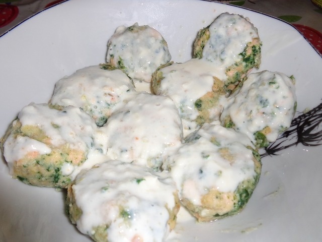 Биточки из семги, шпината и рикотты