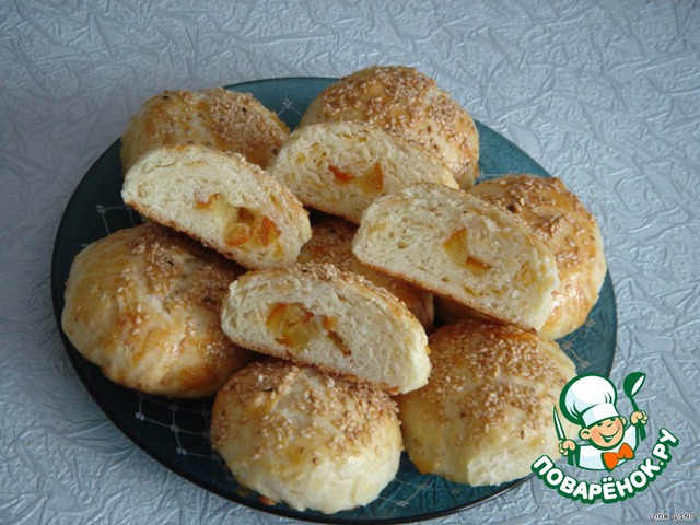 Turkish rolls with orange candied fruits