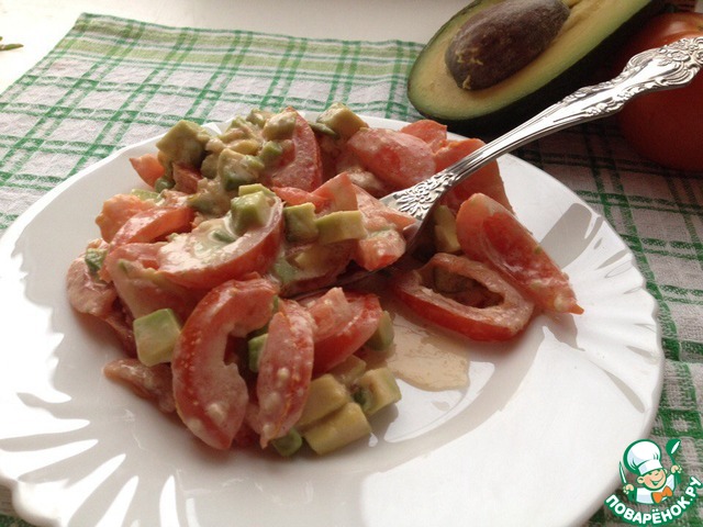 Avocado salad with tomatoes