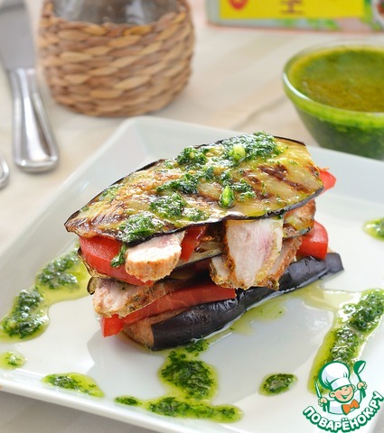 Закусочный мильфей из баклажанов и курицы