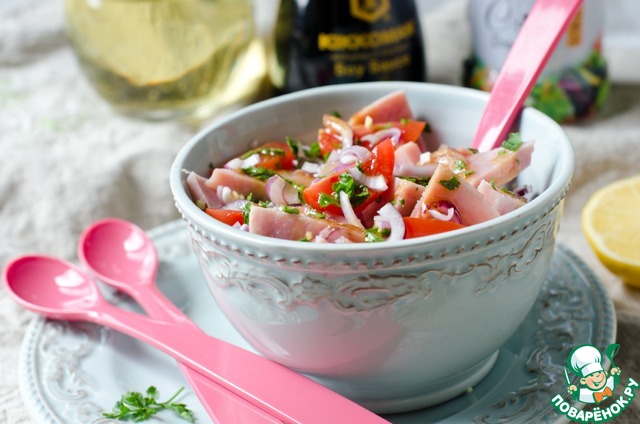 Салат с ветчиной, помидорами и луком