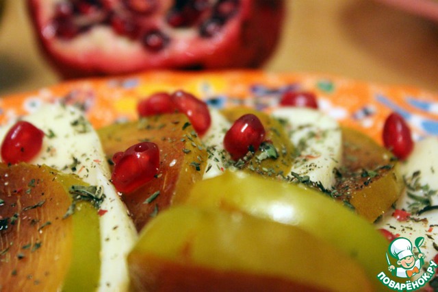 Salad with persimmon, mozzarella and pomegranate