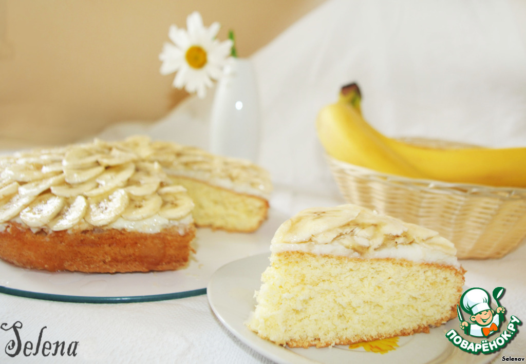 Banana cake with vanilla pudding cream