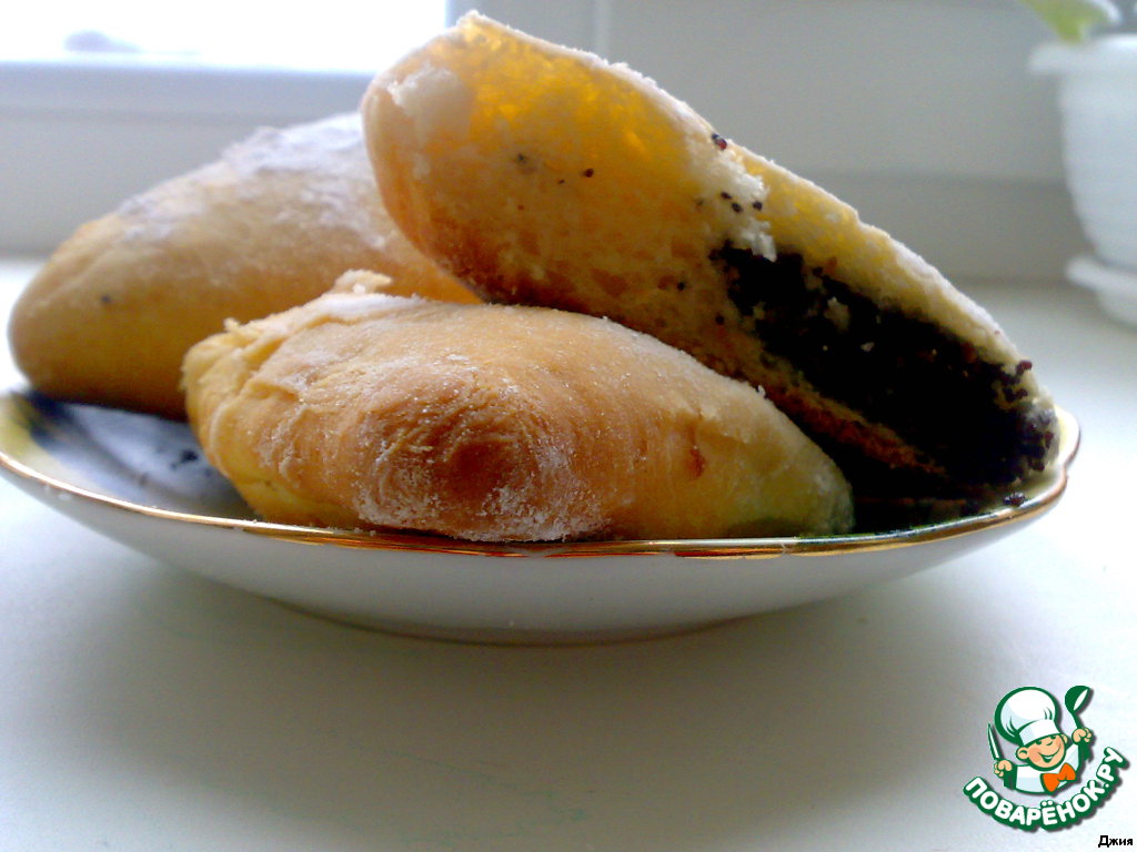 Pies with poppy seeds 