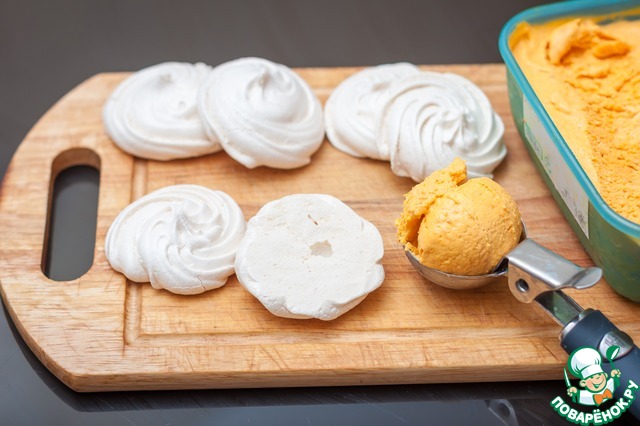 Meringue with ice cream of sea buckthorn