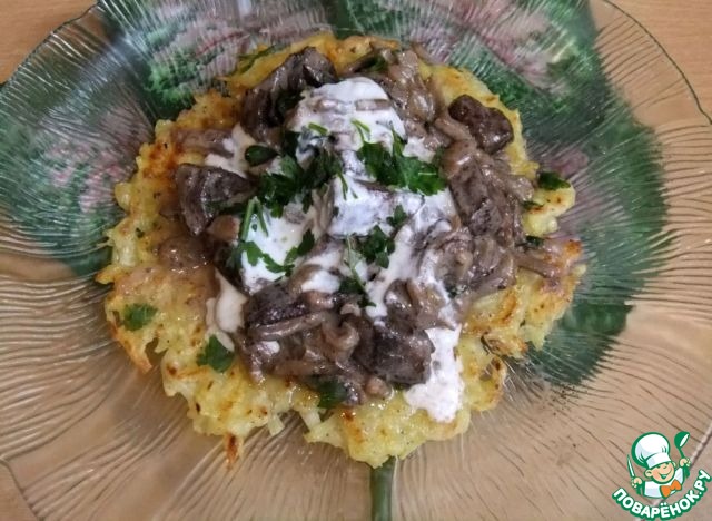 Liver with mushrooms in a potato bowl