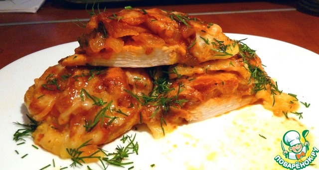 Chicken fillet with onion and tomato marmalade topped with cheese crust