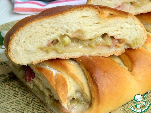 Strudel with rhubarb, strawberry and white chocolate